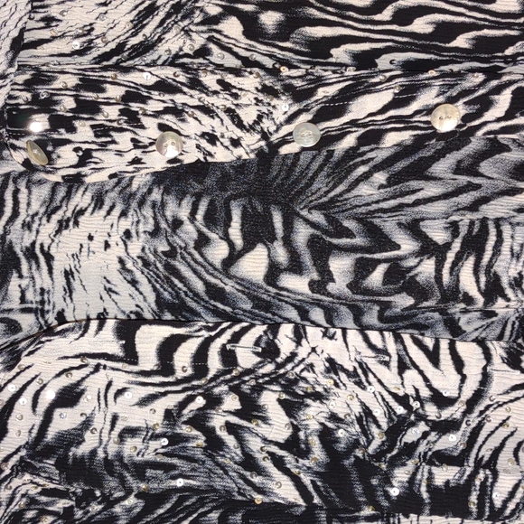Alberto Makali Small sequined 3/4 sleeve button down top. - Picture 3 of 5